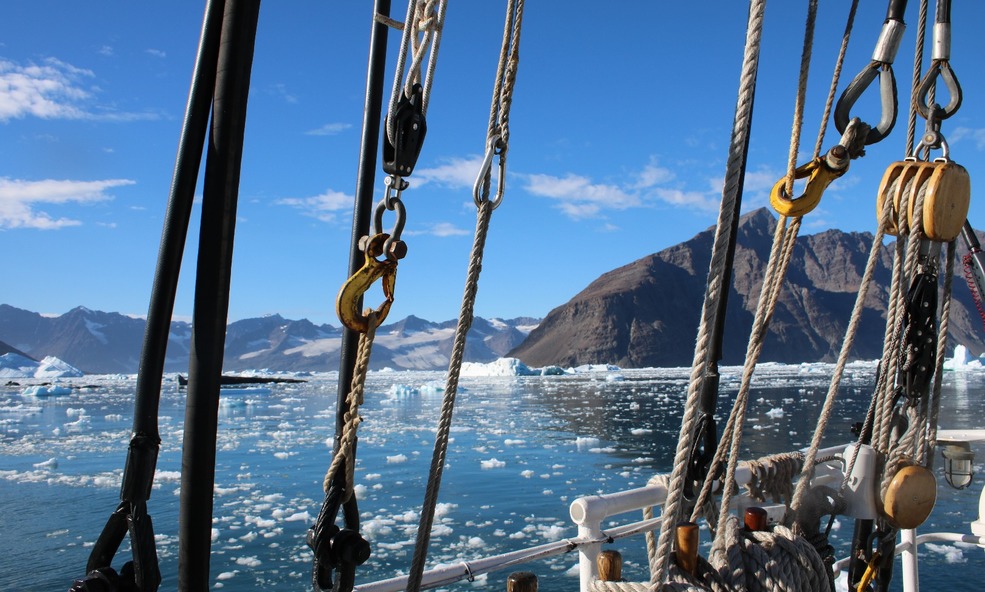 Sailing_in_Greenland_with_Rembrandt_van_Rijn._Peter_Huysmans_slider_1750429839.jpg